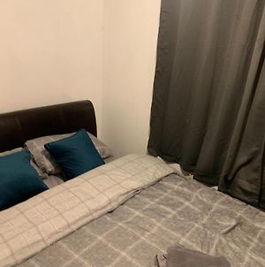 Private Rm In A 2 Bed Near 4 Train Stations Apartment London Exterior photo