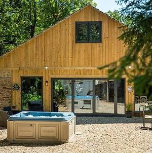 Modern Barn That Sleeps 20 With Hot Tub Iron Acton Exterior photo