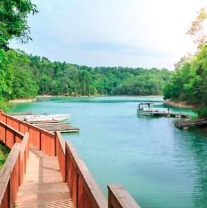 A Smoky Mountain Lake Cabin - 2 Bed 2 Baths With Lake Access - Free Attraction Tickets!!! Villa Sevierville Exterior photo