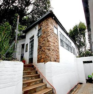 1 Bed Artist Cottage In Garden - Bella Johannesburg Exterior photo