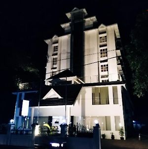 Vyshak International Hotel Payyannur Exterior photo