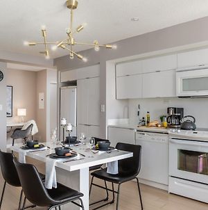 Simply Comfort. Elegant Apartments Dan Lecki Toronto Exterior photo