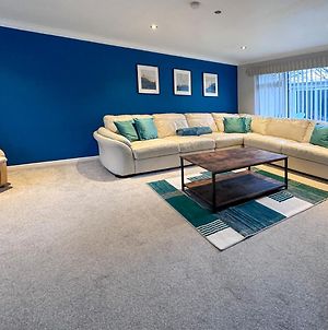 Blunsdon Lodge - A Cozy 3 Bedroom Bungalow With Private Garden By Prestigious Stays - Includes Wifi, Netflix & Amazon Alexa Swindon Exterior photo