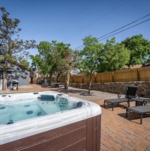 Old Town Stunner With Hot Tub And Fire Pit Villa Cottonwood Exterior photo