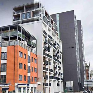 2 Bedrooms Flat @ London Sutton Station Zone 5 Exterior photo