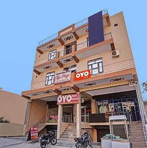 Flagship Pari Hotel Ghaziabad Exterior photo