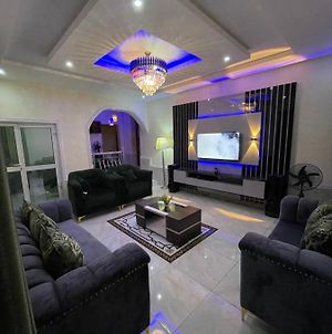Beautifully Furnished 4 Bedroom Flat At Oluyole Ibadan Exterior photo