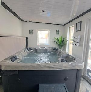 Modern Cheerful Family Retreat - With Hot Tub Fylde Cottage Blackpool Exterior photo