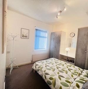 Amicable Double Bedroom In Manchester In Shared House Ashton-under-Lyne Exterior photo