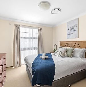 Beautiful Home In Milperra Sleeps 8 Sydney Exterior photo