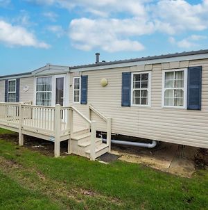 Spacious Caravan On The Suffolk Coast With Outside Decking Too! Ref 20044Bs Hopton on Sea Exterior photo