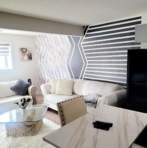 Cozy 2-Bedroom Home With Indoor Fireplace Calgary Exterior photo