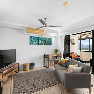 Belle Escapes - Chic City Apartment With Waterfront Views Cairns Exterior photo