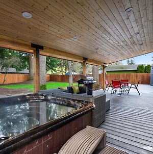 Cheerful One Level Home With Hot Tub And Beautiful Yard Vancouver Exterior photo