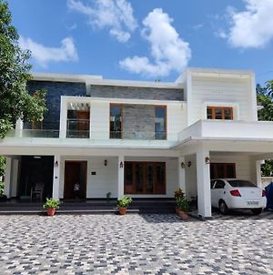 Its A Brand New House Fully Compounded Villa Tamarakulam Exterior photo