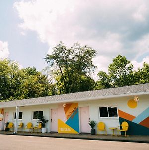 Flower Power Room At The Groovy Nomad Motel Trenton Exterior photo
