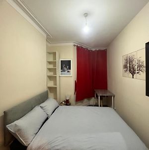 Private Cosy Room With Large Double Bed Room London Exterior photo