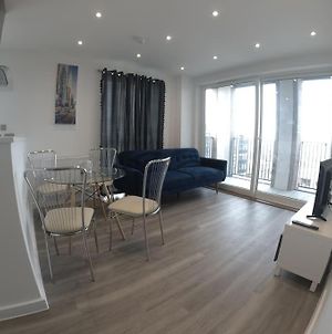 Rm13 X Weekly X Monthly Offers Dm Apartment Dagenham Exterior photo