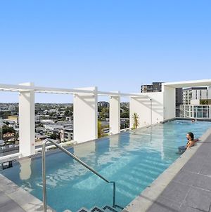 Central 2-Bed Apartment With Gym And Rooftop Pool Brisbane Exterior photo