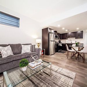 New Modern 2 Bedroom Suite, Complimentary Netflix, Sleeps 4 Edmonton Exterior photo