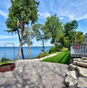 Lovely Bayfront Vacation Rental With Spacious Deck! Sturgeon Bay Exterior photo