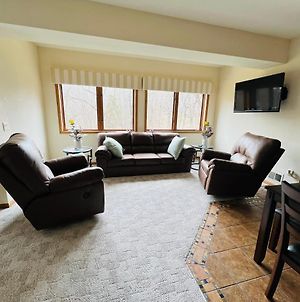 Cozy 1 Bed 1 Bath Walkout Condo Located In A Quiet Wooded Neighborhood East Dubuque Exterior photo