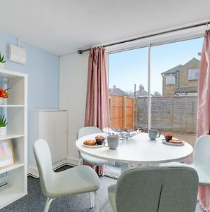 Chic 1Br Apartment In The Bustling Suburb Of Hounslow Feltham Exterior photo