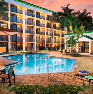 Courtyard By Marriott Fort Lauderdale East / Lauderdale-By-The-Sea Exterior photo