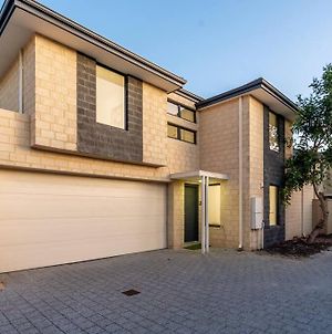Modern Family Escapes Shopping At Your Doorstep Perth Exterior photo