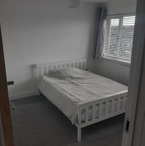 Double Room In Luxury Modern House - Few Minutes To Gatwick & City Centre Crawley  Exterior photo