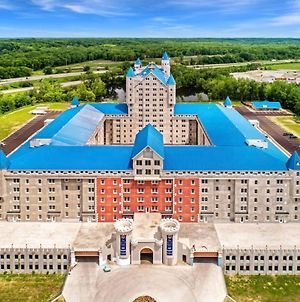 2Br Balcony Suite With Parking At The Grand Castle Grandville Exterior photo