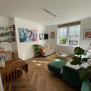 Bright And Airy Two Bedroom Apartment London Exterior photo