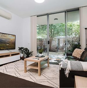 Modern 1-Bed Apartment By Shops Phillip Exterior photo