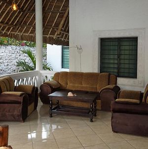 Villa Loisita; 2 Bedroom With Loft & Swimming Pool Ukunda Exterior photo