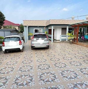 Porsche 3-Bedroom House With Free Parking Space Gbawe Exterior photo