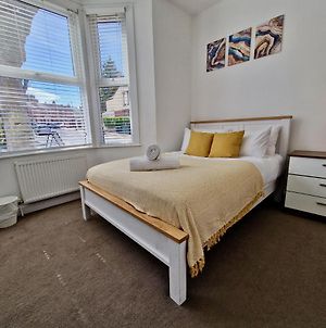 Incredible Private Rooms All With Private Bathrooms In A Fully Serviced House Next To City Centre With Free Parking Coventry Exterior photo