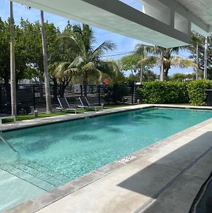 Spacious 2 Bedroom, 2 Bathroom Condo With Heated Outdoor Pool And Jacuzzi! North Miami Beach Exterior photo