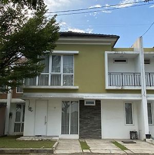 Springhill Residence Near Airport 4Br Palembang Exterior photo