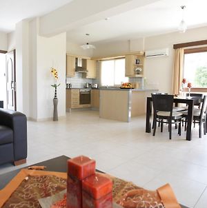A Three-Bedroom Villa With A Private Pool And Landscaped Garden Wi-Fi Pissouri Exterior photo