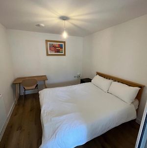 1Bd Flat With Patio - 5 Min To London City Airport Exterior photo