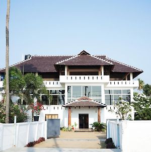 Cherai Beach Palace Hotel Exterior photo