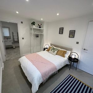 Brilliant Private Bedroom & En-Suite In New Flat -1A August House London Exterior photo