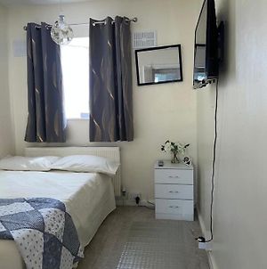 Single Room With Smart Tv Luton  Exterior photo