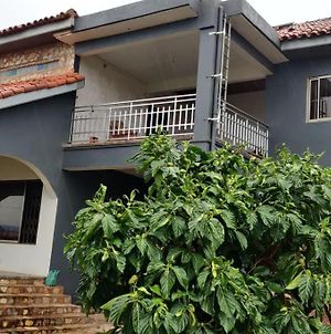The Lion House/ Simple Cheerful Welcomingabode Apartment North Legon Exterior photo