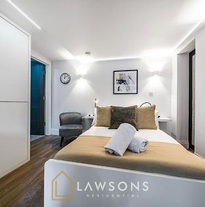 Lawsons - Smart Ground Floor Studio - Windsor Town Centre Apartment Exterior photo