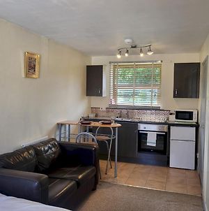 Pass The Keys Cosy And Compact Studio Near The Hospital And City Exeter Exterior photo
