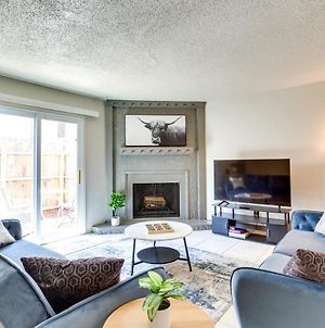 Pet-Friendly Warr Acres Townhome With Fireplace Exterior photo