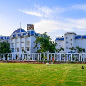 Taj Gandhinagar Resort And Spa Exterior photo