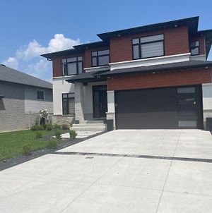 Luxury Modern Smart Home For Vacation Windsor Exterior photo