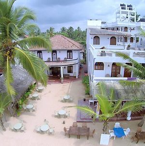Royal Beach Hotel Hikkaduwa Exterior photo